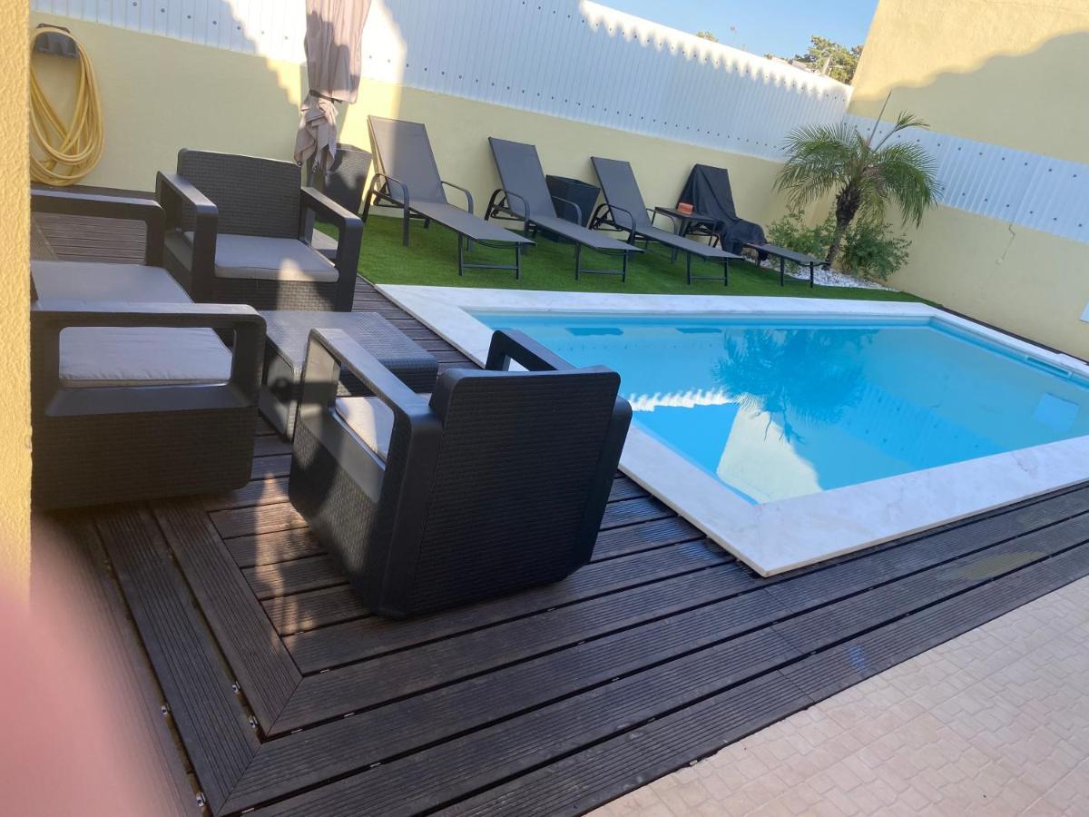 Zion Guest House Almada Bagian luar foto